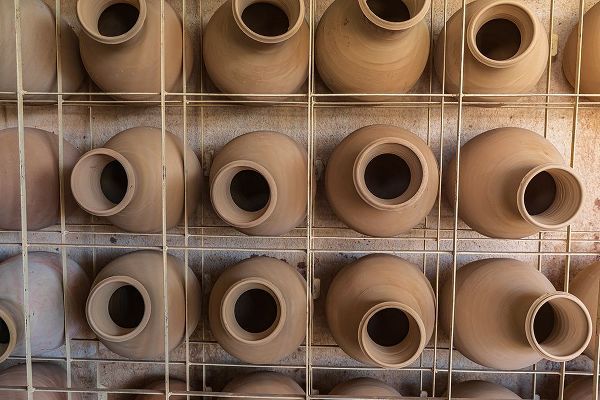Wilson, Emily M. 아티스트의 Middle East-Arabian Peninsula-Oman-Ad Dakhiliyah-Bahla-Pots at the Al-Adawi pottery factory in Oman작품입니다.